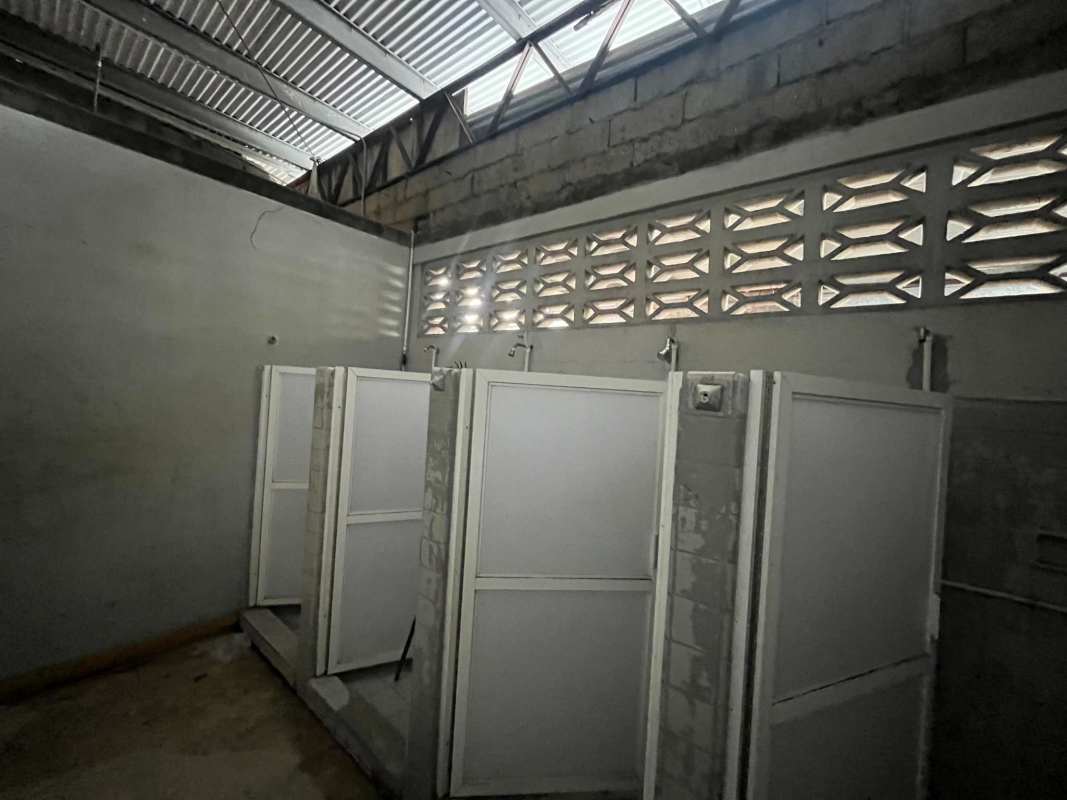 Partitioned restrooms with ventilation in industrial commercial property Pedregal