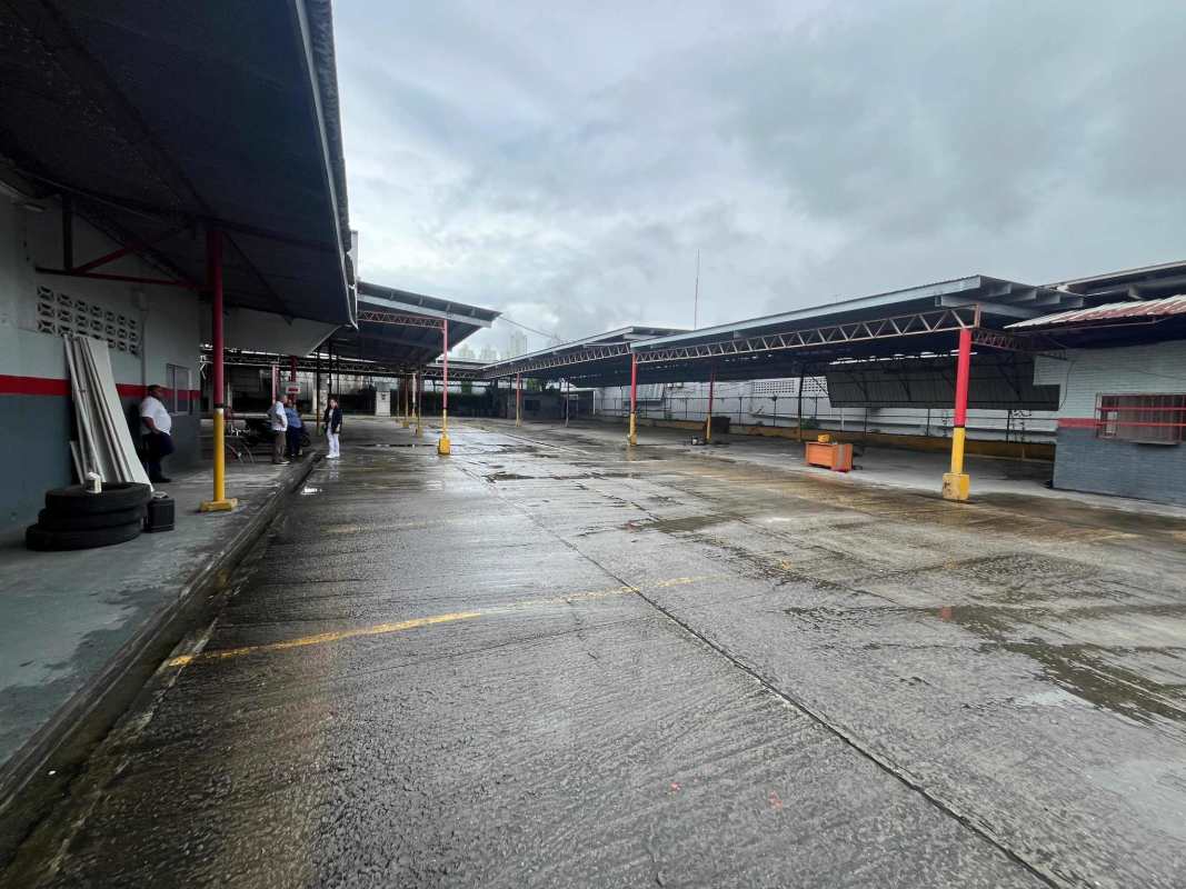 Multiple access covered bays and paved lot industrial warehouse Los Angeles Pedregal Panama