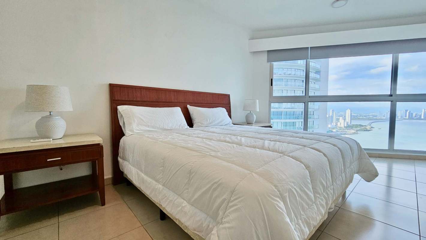 Modern dining space with glass table and panoramic ocean views in PH Oceania Tower