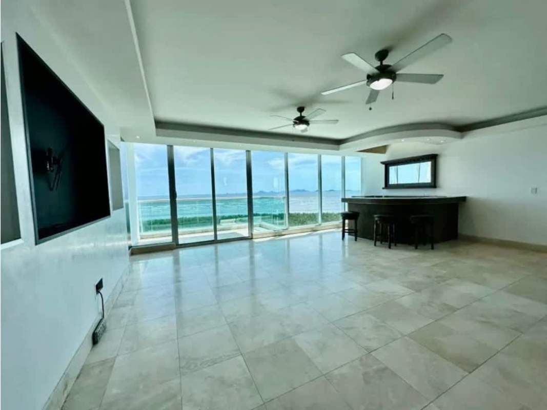 Living area with marble floors, floor-to-ceiling windows and Pacific Ocean view in PH Miramar