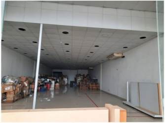 Interior view of commercial unit with large glass storefront in PH Farallones Penonomé