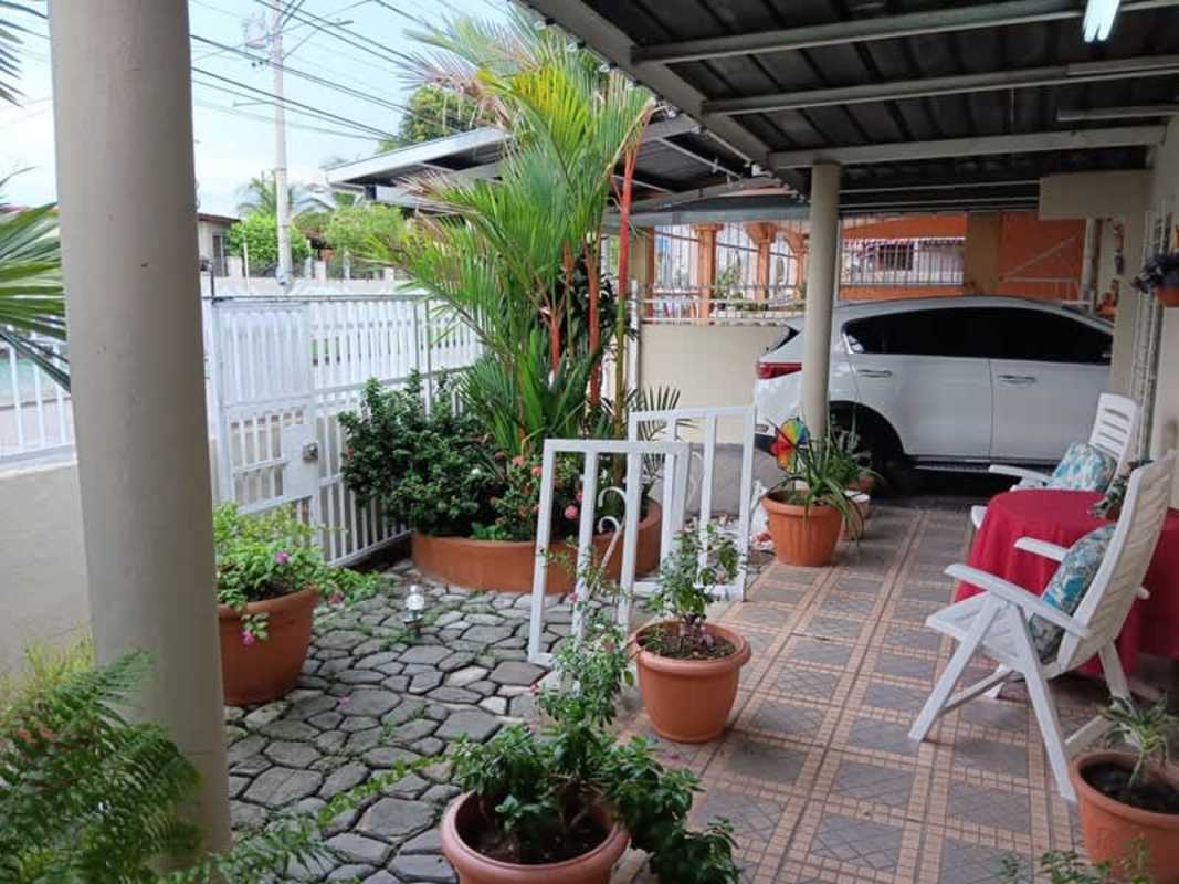 Front porch with covered parking, garden area and carport San Antonio house for sale Panama