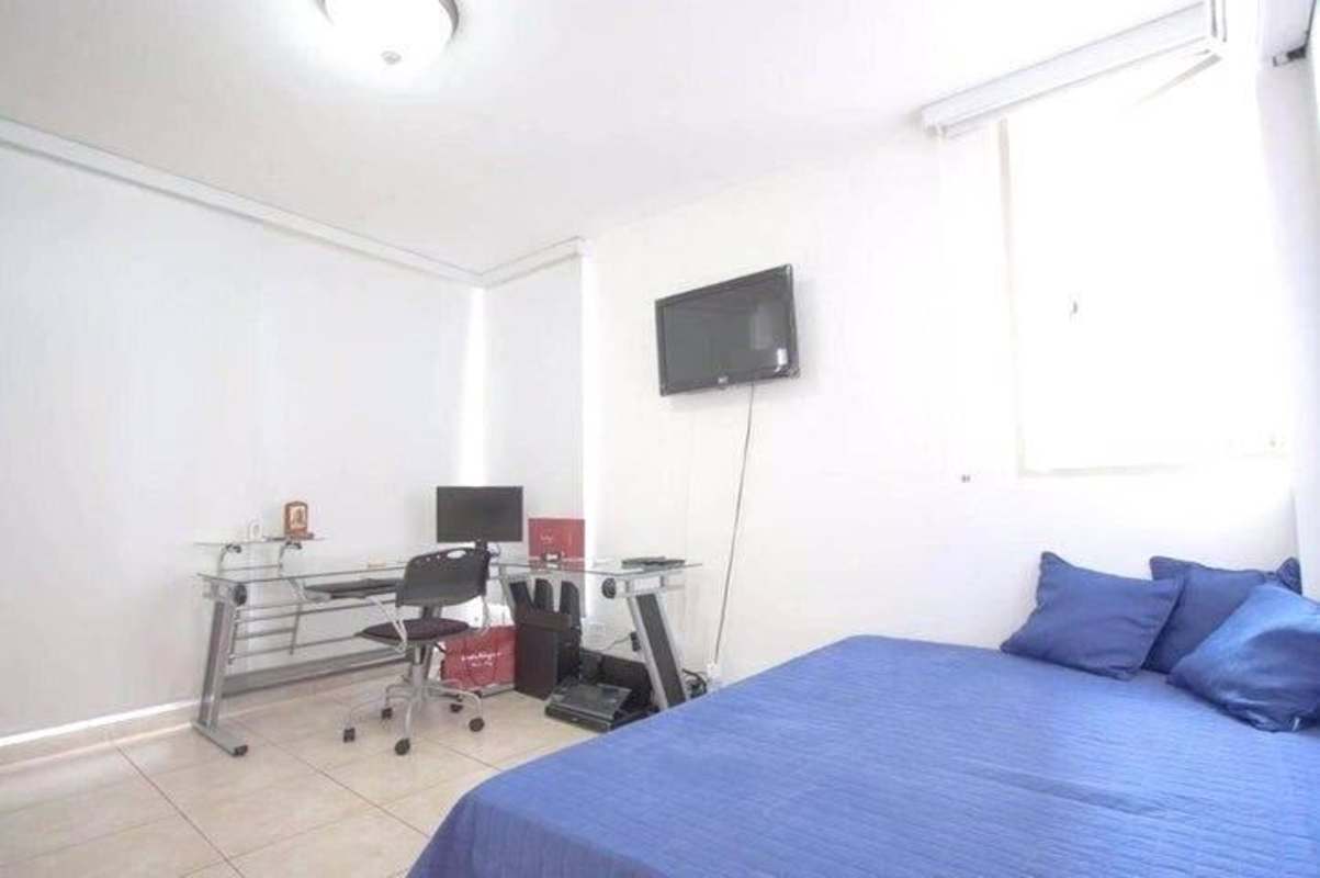 Bedroom with workspace, bed and desk setup PH San Francisco Bay Panama City