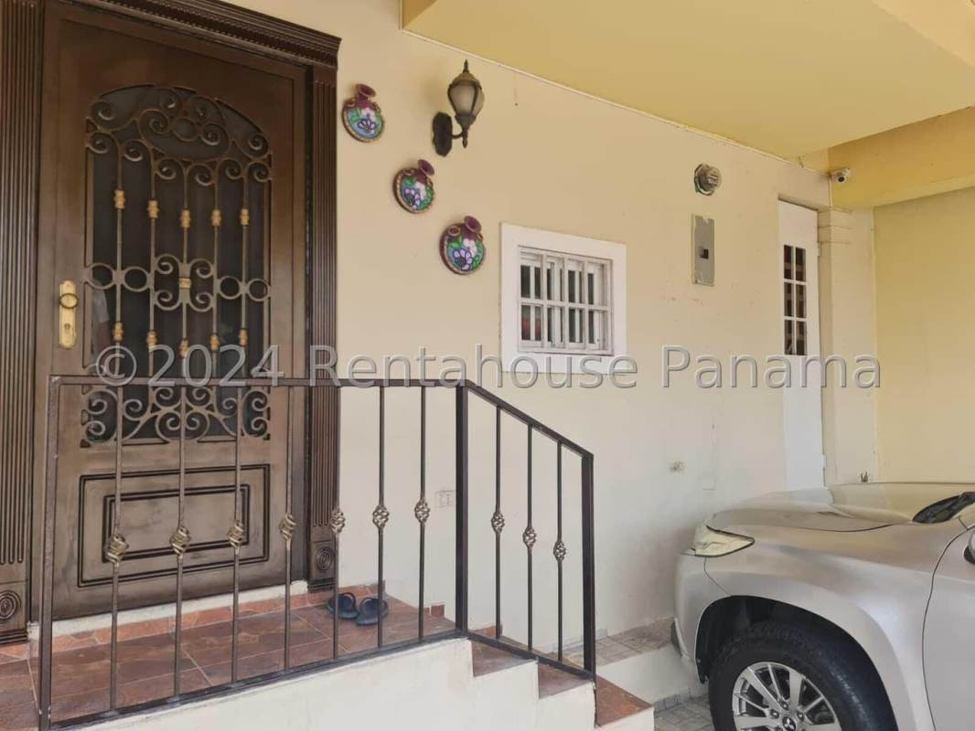 Kids bedroom with blue walls, cartoon decals, AC, wall-mounted TV, desk and dresser in house for sale Villa Zaita Panama
