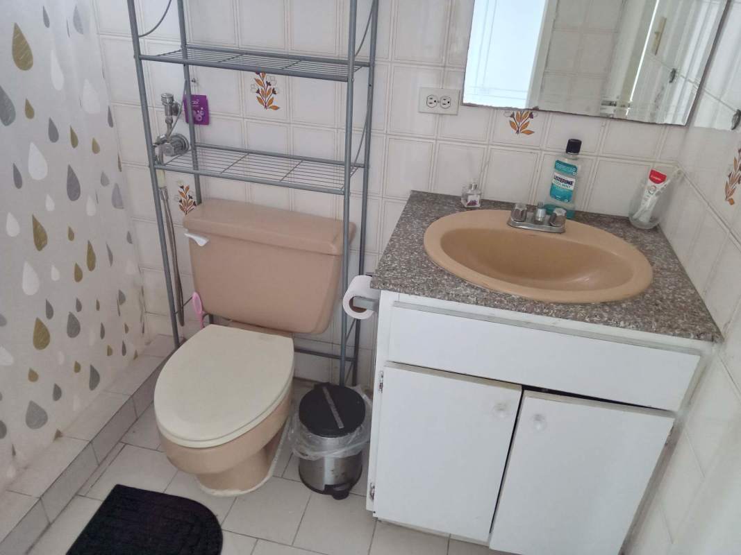 Bathroom with granite countertop and beige fixtures PH Villa de las Fuentes Panama