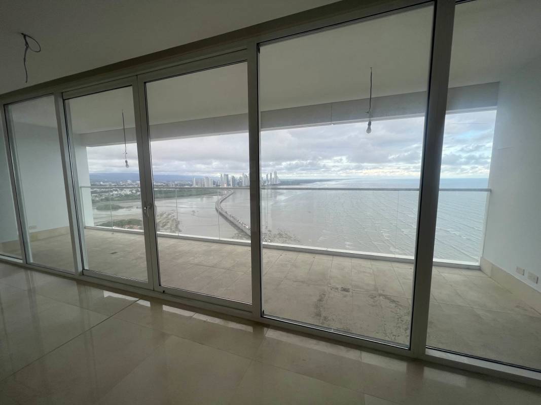 Large bedroom with walk-in closet and ocean views in PH Ocean Sky Panama