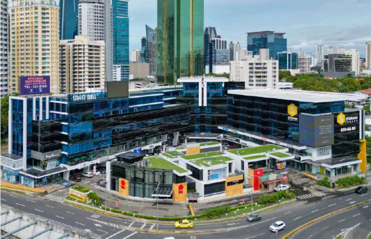 Multilevel shopping center with rooftop greenery in commercial district Plaza Street Mall Panama
