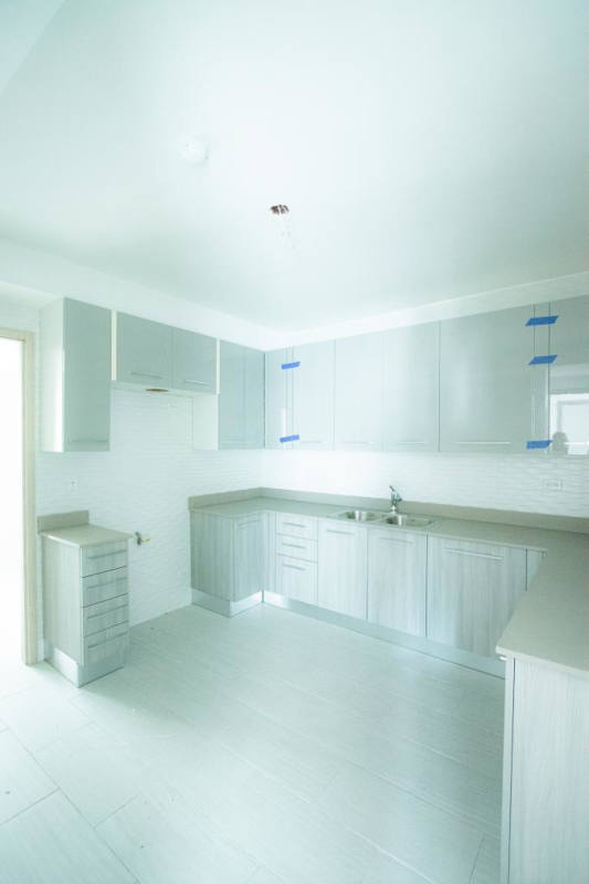 Spacious L-shaped kitchen with upper cabinets and quartz countertops in PH The Towers Panama