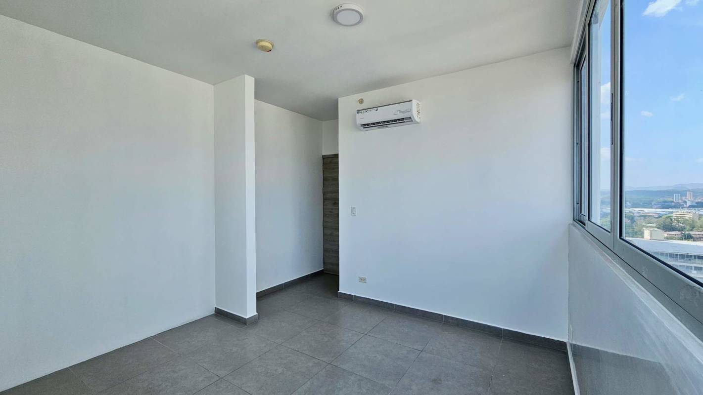 Bedroom with split AC and city view at PH Signature Point Panama