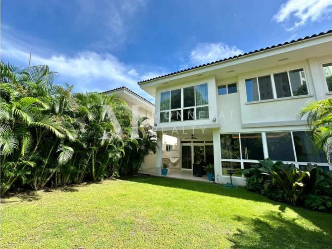 Luxury open kitchen quartz countertops island in house Santa María Golf Panama