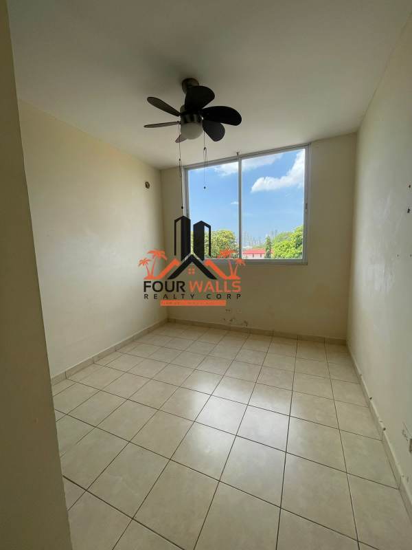 Bedroom with ensuite bathroom, built-in wardrobe and large window in PH Verde Azul Panama