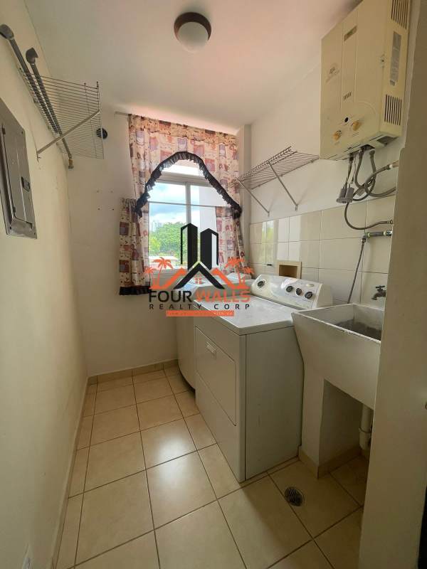 Laundry room with washing area, water heater and natural light PH Verde Azul El Ingenio