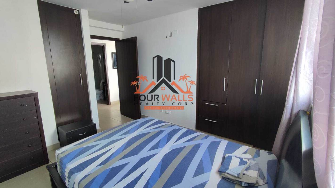 Secondary bedroom with built-in closet and large window at PH Kings Park Condado del Rey