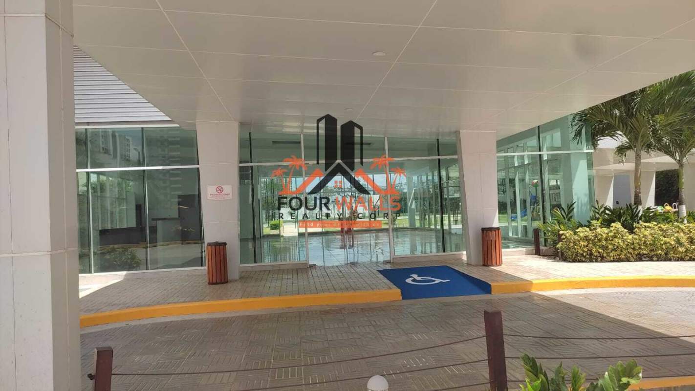 Main entrance of PH Kings Park with landscaping and glass doors Condado del Rey Panama