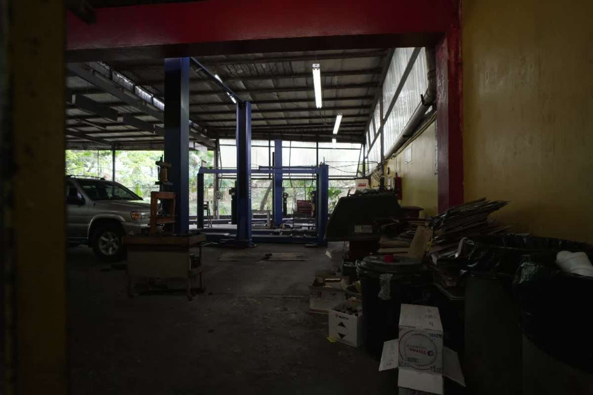 Vehicle servicing workshop with equipment inside commercial industrial building Betania Panama
