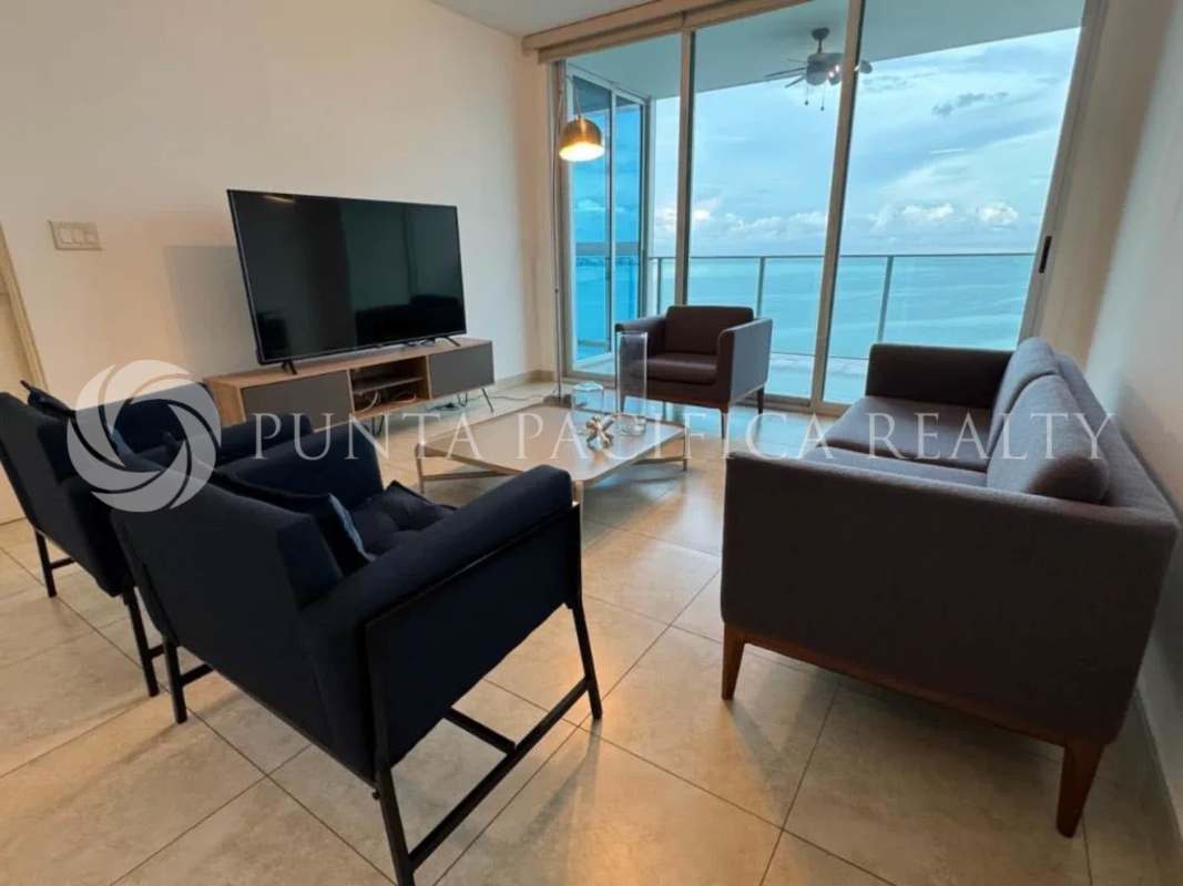 Kitchen with granite counters and stainless steel appliances PH H2O Avenida Balboa Panama City