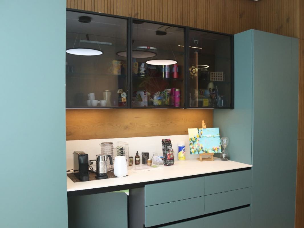 Stylish corporate reception area with glass partitions, modern seating at Torre Arifa Panama