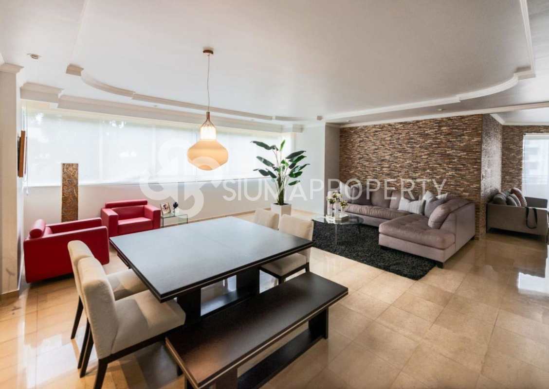 Master bedroom with en-suite, built-in closets at PH Vistanova El Cangrejo Panama