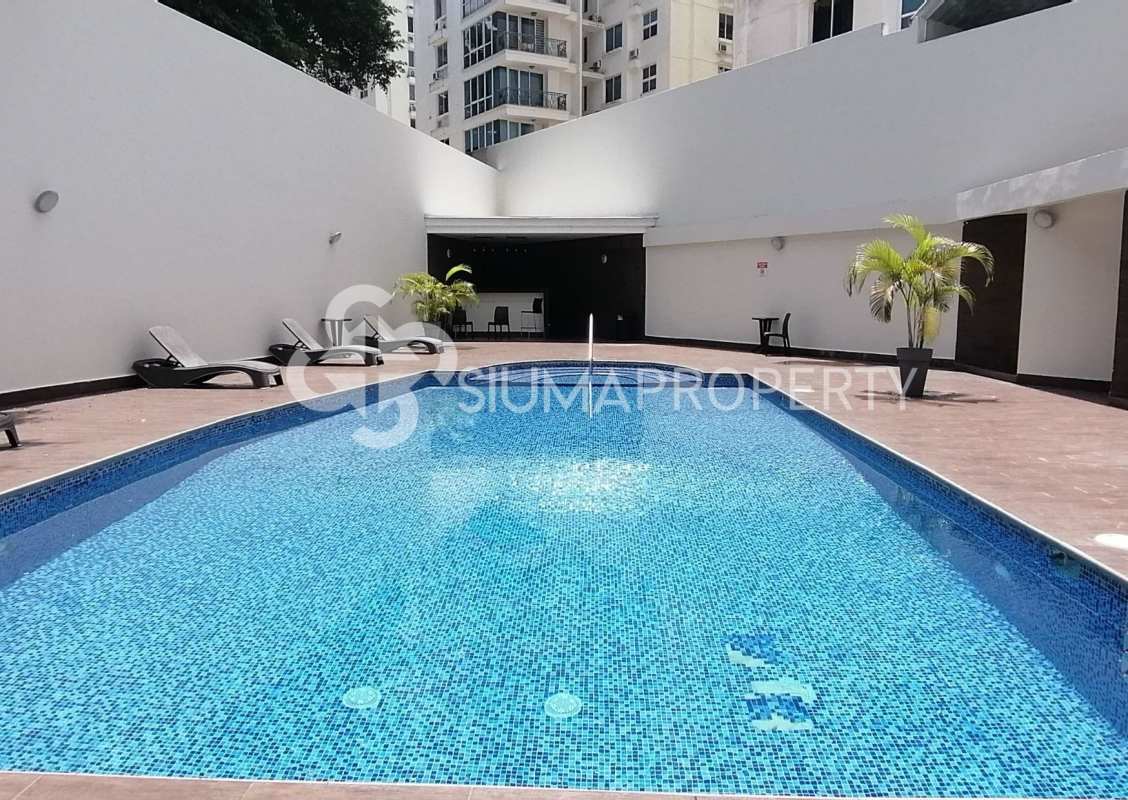 Modern swimming pool with lounge area PH Belview Edison Park Panama City