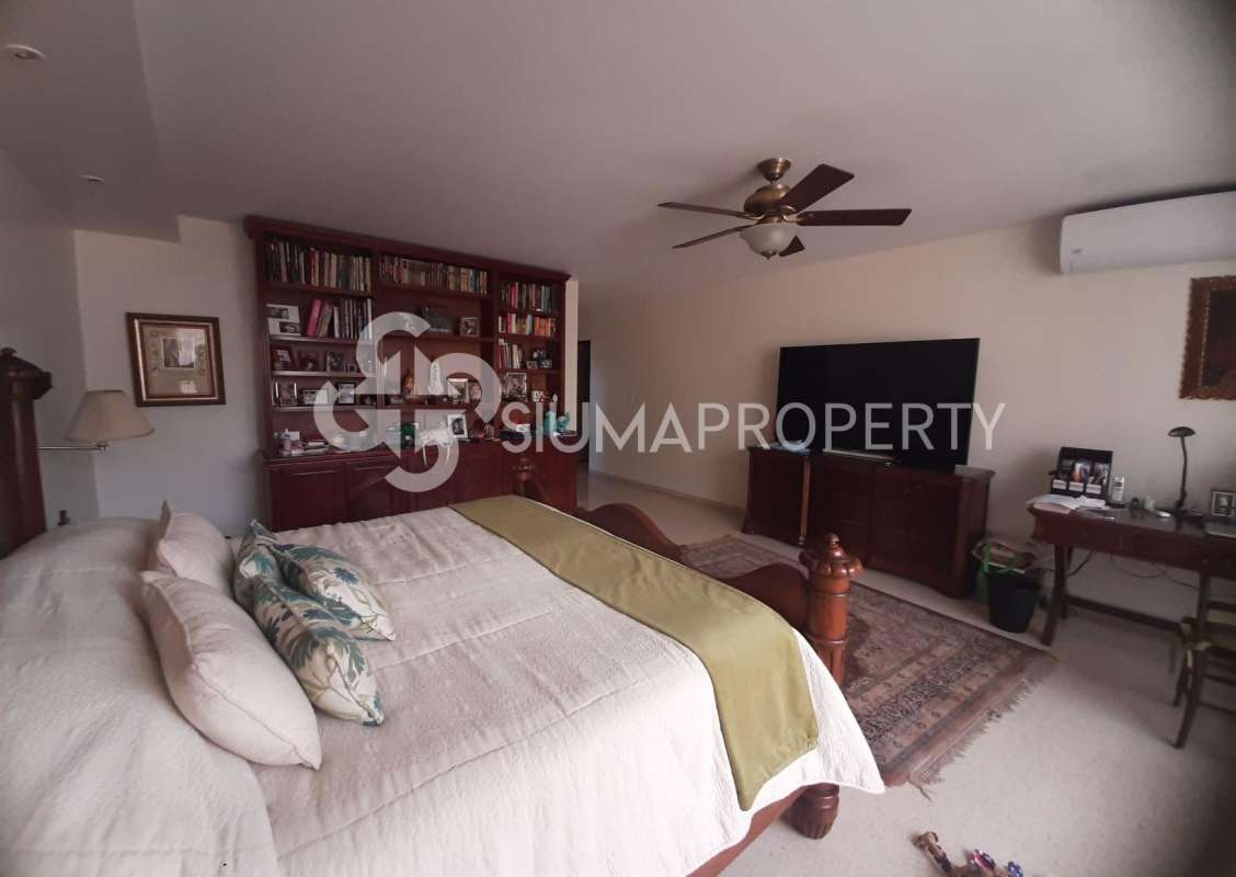 Classic living room marble flooring columns chandelier PH Torres de la Cresta La Cresta Panama City
