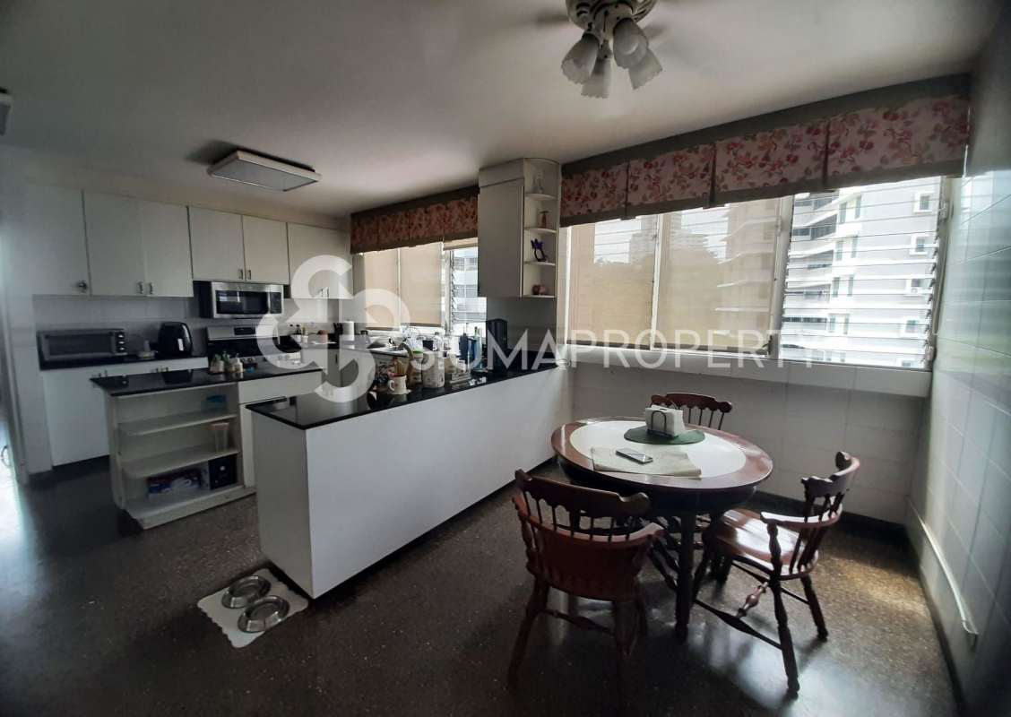Traditional dining room with chandelier, ornate table, marble flooring PH Torres de la Cresta La Cresta Panama City