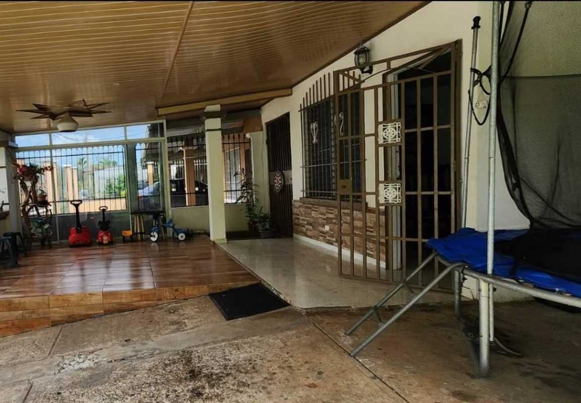 Covered utility patio with freezer, metal roof, gravel floor Cerro Viento