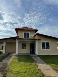 Bright living area with ceramic tiles and large windows in house for rent in Santiago Panama