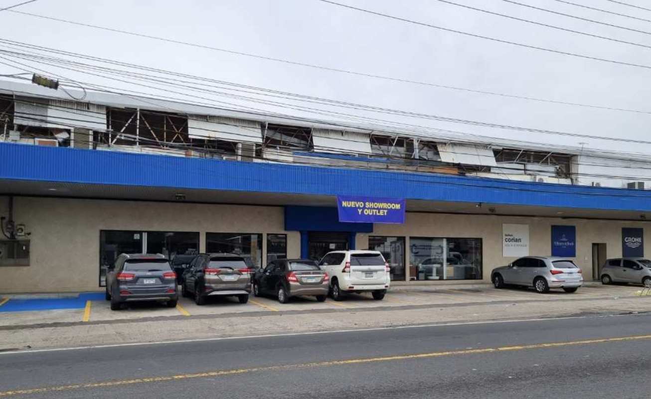 Showroom with bathroom fixtures toilets sinks in commercial property Parque Lefevre Panama