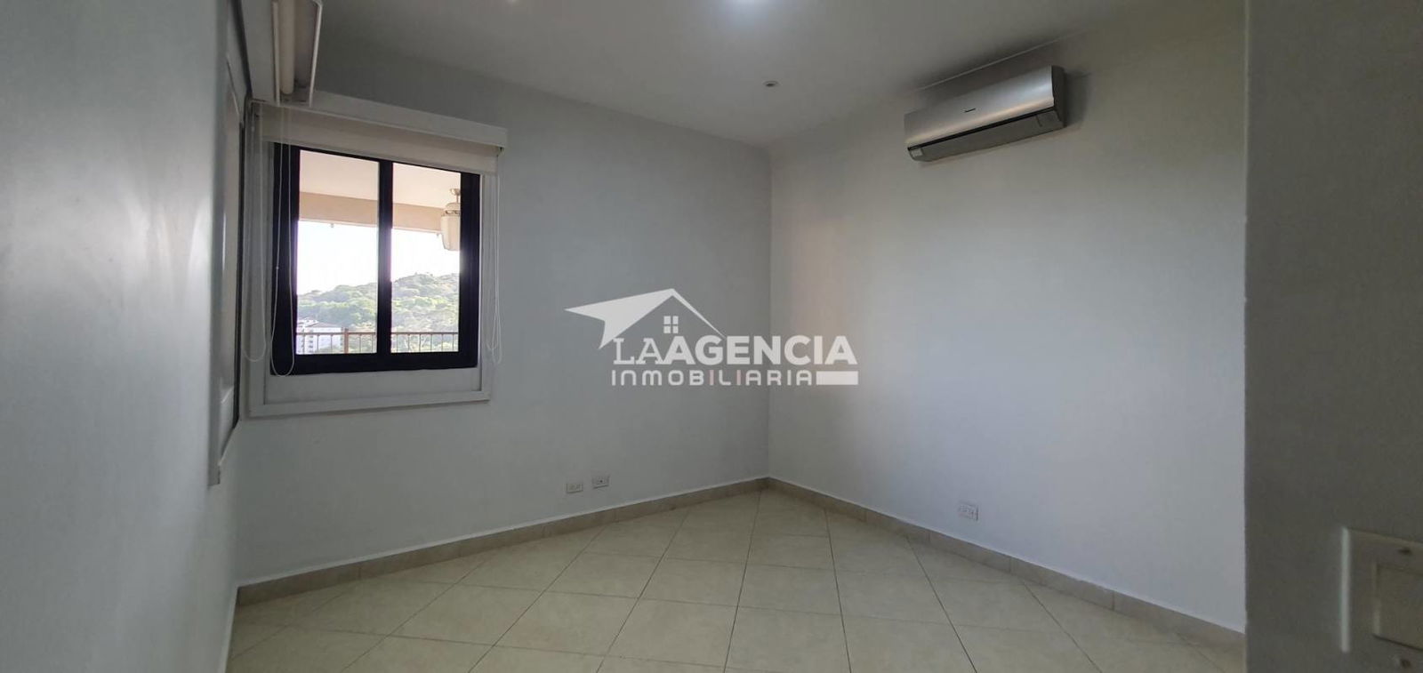 Luxury Remodeled Garden Penthouse Embassy Club Clayton