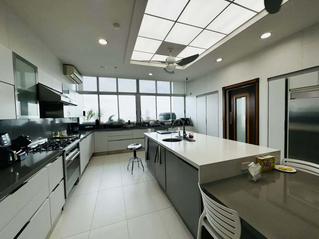 Bright family area with skyline and ocean view in Penthouse Terrazas del Pacífico San Francisco Panama