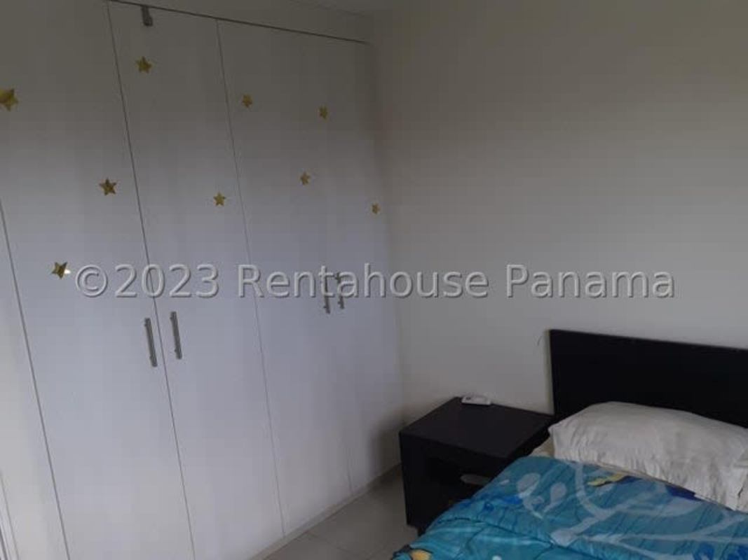 Modern bathroom with vanity, mirror, and shower in PH Versalles II Las Acacias Panama