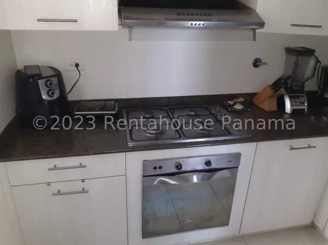 Bedroom with built-in closet and windows in PH Torres de Versalles II Panama