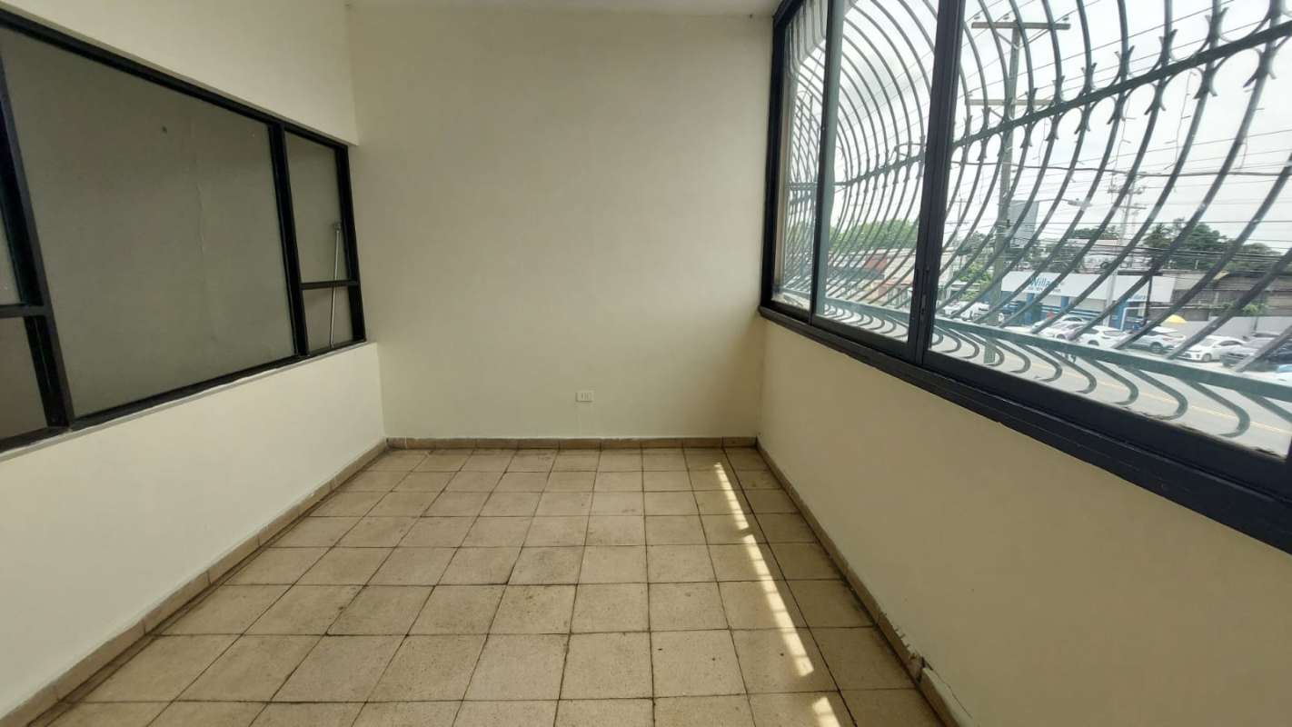 Enclosed balcony or sunroom with tiled floor, security bars in Juan Díaz apartment for rent Panama