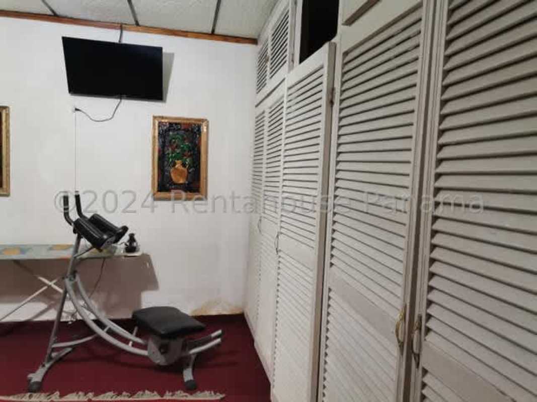 Bedroom with built-in closets, carpeted floor, air conditioning Urbanización Don Bosco Panama