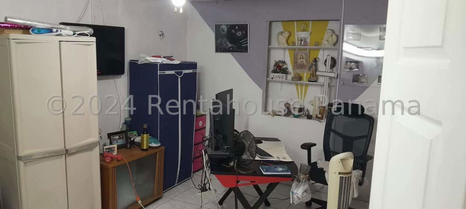 Spacious main bedroom with walk-in closet ceiling fan in Don Bosco residence Panama
