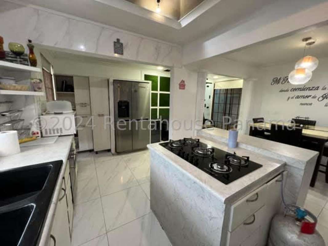 Contemporary kitchen island, marble finishes and dining area in Villa Mediterraneo Don Bosco