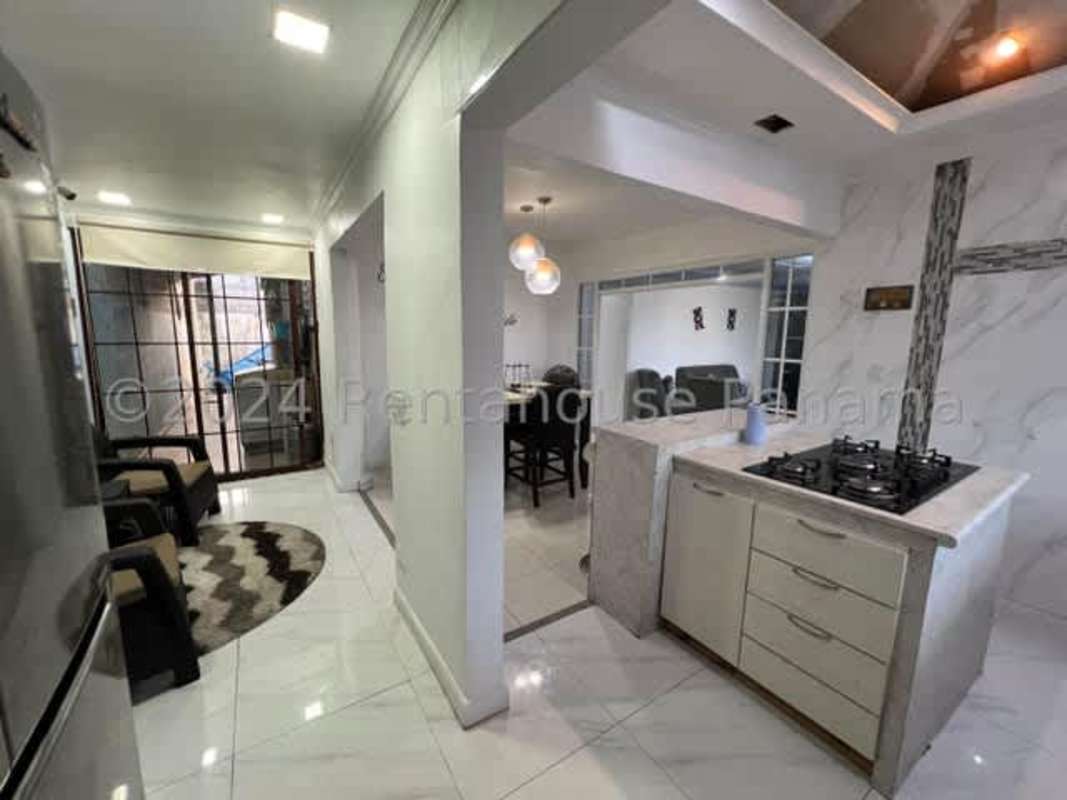 Large bedroom with split AC, closet and natural light in Villa Mediterraneo II Don Bosco Panama