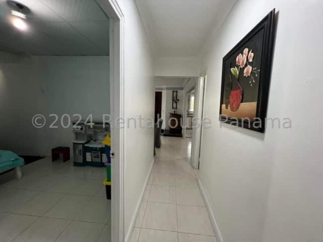 Remodeled open kitchen with marble countertops, gas cooktop, built-in island in Don Bosco Panama City