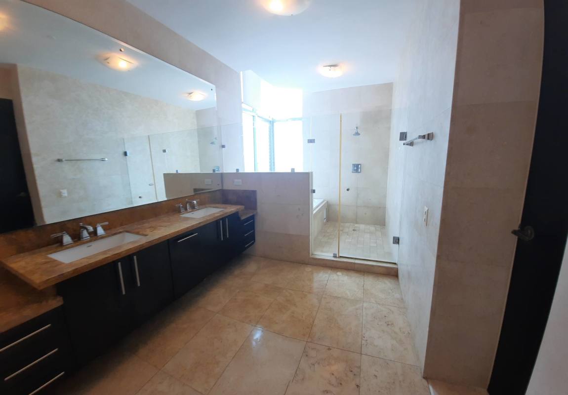 Elegant master bathroom with marble finishes, double vanity, and bathtub PH Ten Tower Panama