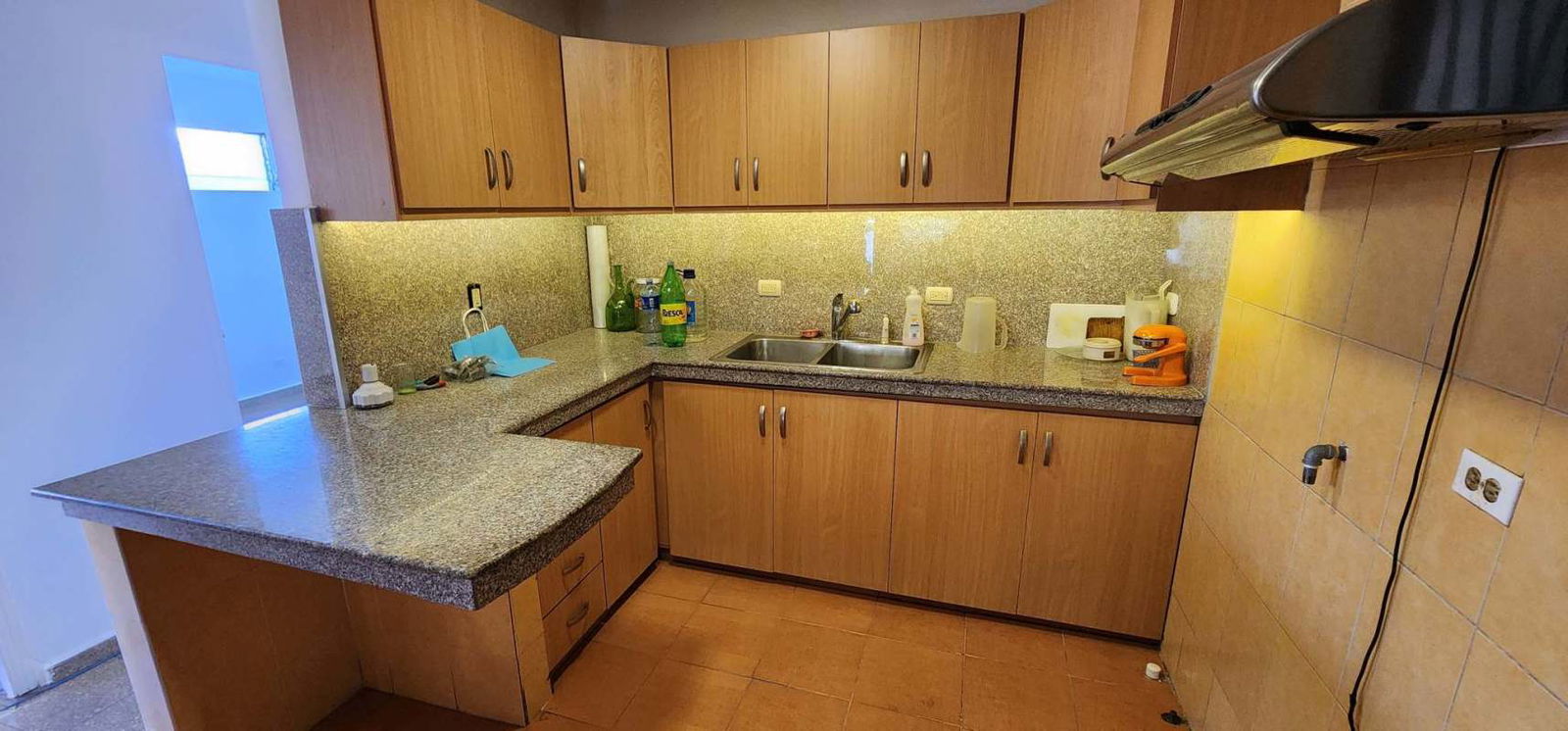 Bathroom with bathtub, tiled walls and vanity in Santa Clara Panama house