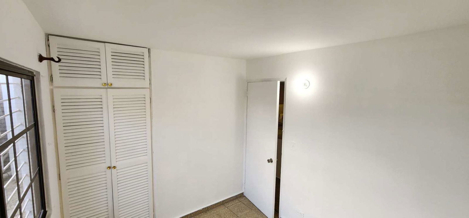 Front facade with covered parking for three cars in Santa Clara house Panama