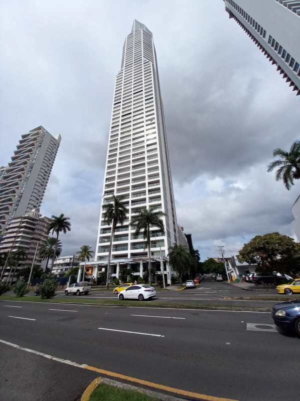 Rooftop infinity swimming pool with views of Pacific Ocean and skyline at PH Rivage Avenida Balboa Panama