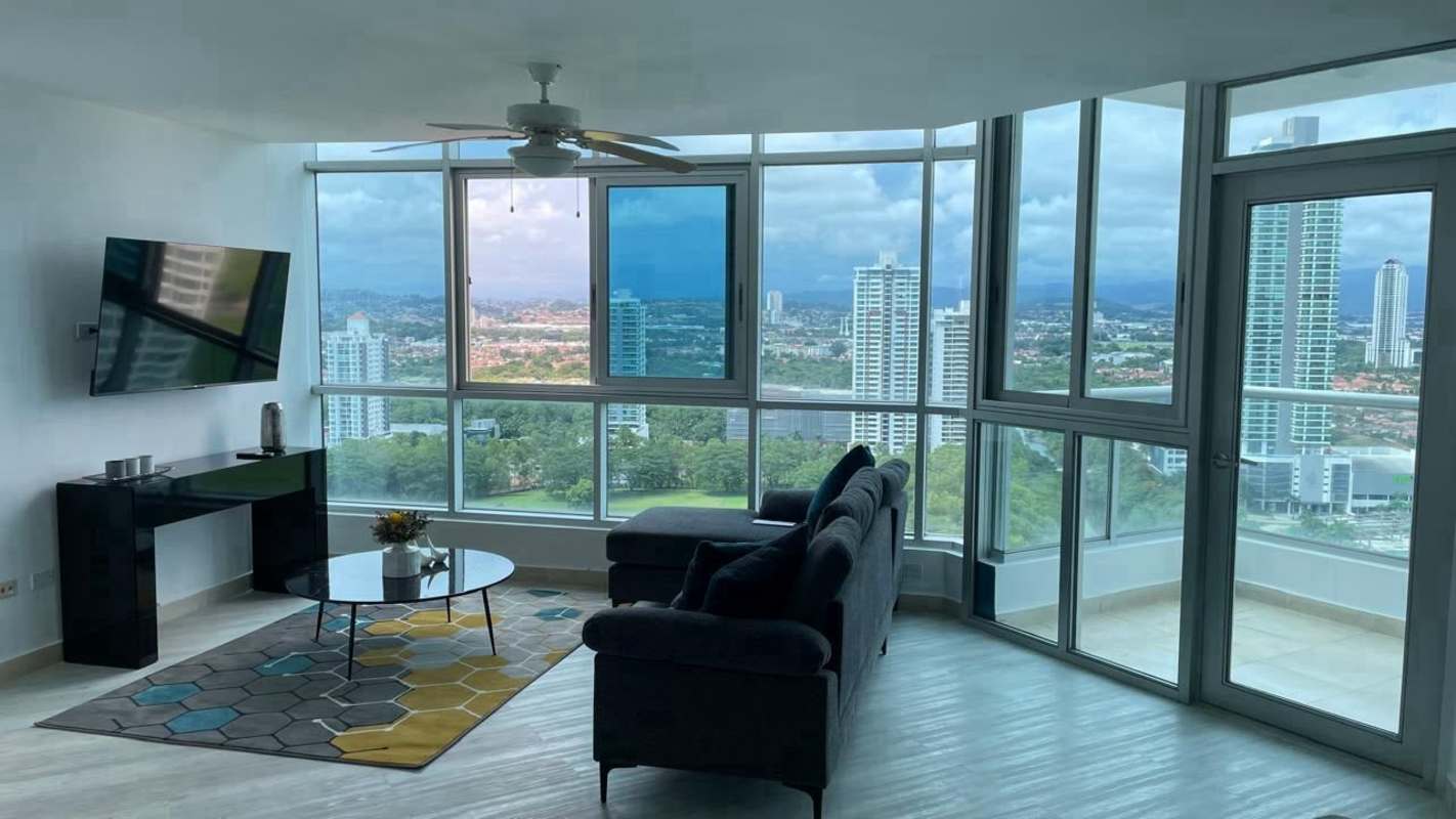 Guest bathroom with bathtub and vanity PH Riverside Costa del Este Panama rental