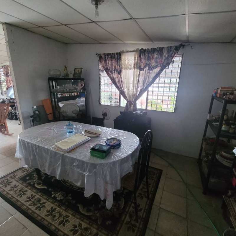 Dining room with tiled floor, dining set, window with curtains Villa Guadalupe San Miguelito