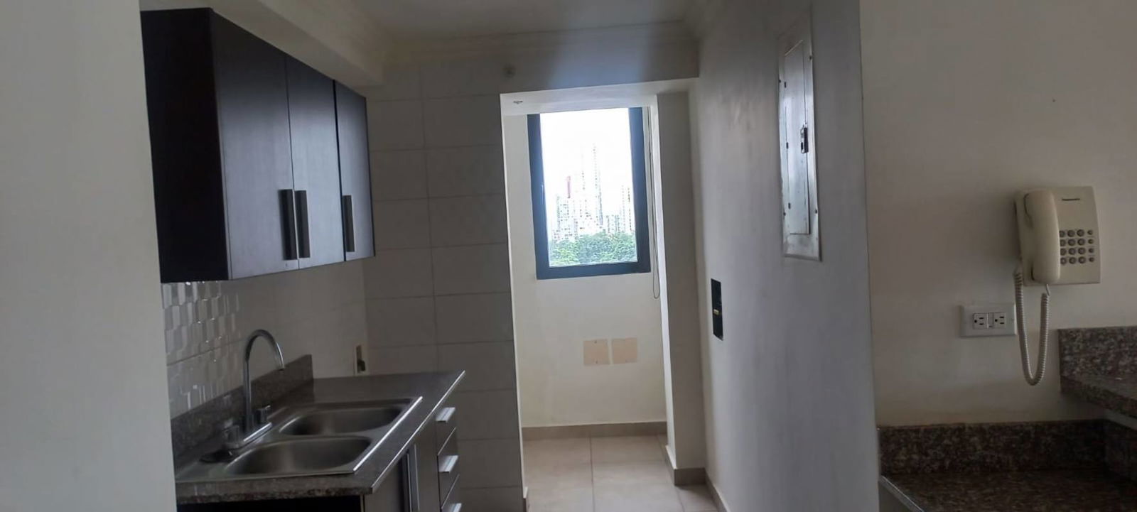 Open kitchen granite counters wall storage window PH Vista Verde Carrasquilla