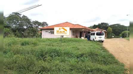 View of flat 680m² residential plot for sale with grassy yard in El Guayabo neighborhood