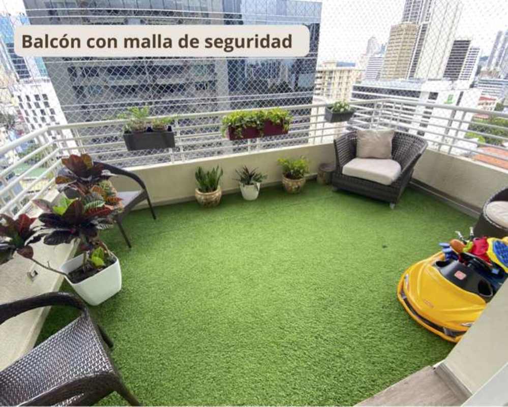 Balcony with artificial grass flooring, city skyline view, and child safety net Sunrise Tower Obarrio