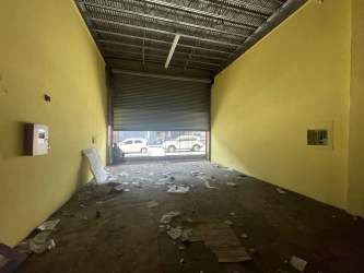 Warehouse entry with rolling door access in Colon Zona Libre Panama