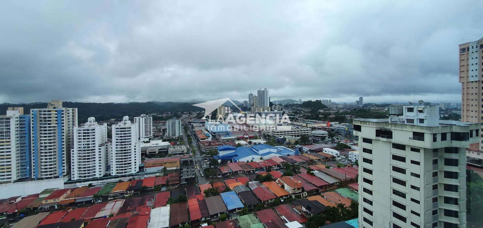 Modern infinity pool overlooking Panama City skyline at PH Elite 500 Dos Mares