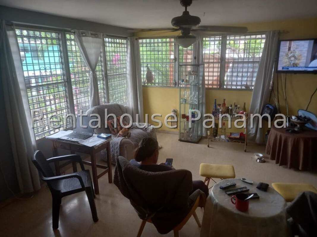 Spacious living room with ceramic tile floors and large windows in Betania Panama